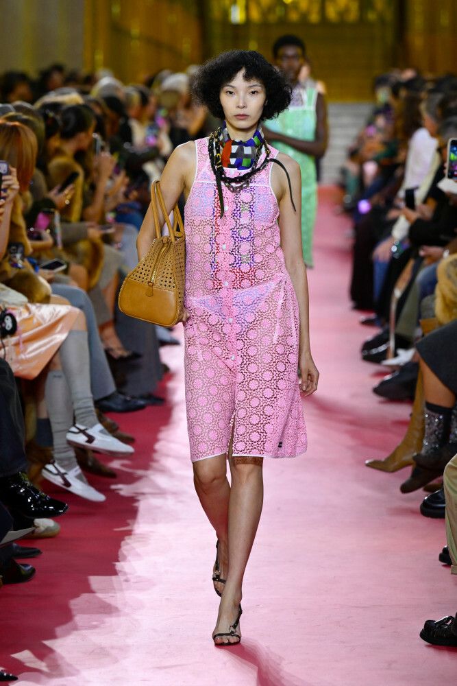 Modelka na pokazie Miu Miu w kolorze Millennial Pink 2026