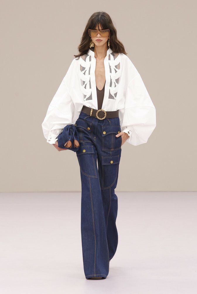 Eleganckie ubrania w kolorze Cloud Dancer Pantone