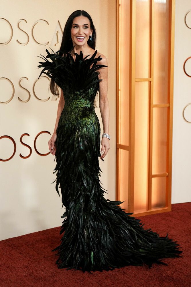 Demi Moore na Oscarach 2026 w szmaragdowo-czarnej sukni Gucci pokrytej piórami