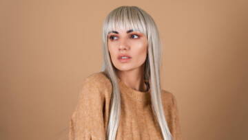 kobieta z ładnie ufarbowanymi włosami na jasny blond