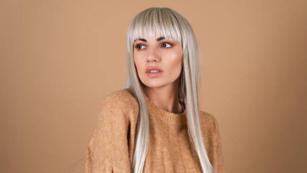 kobieta z ładnie ufarbowanymi włosami na jasny blond