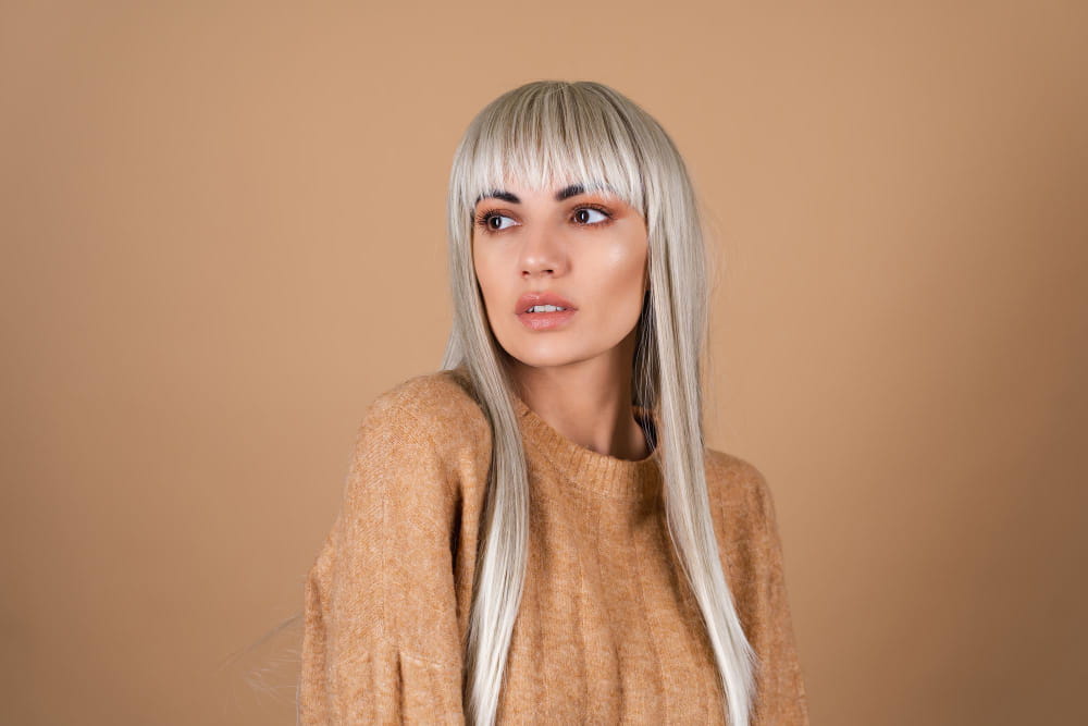 kobieta z ładnie ufarbowanymi włosami na jasny blond