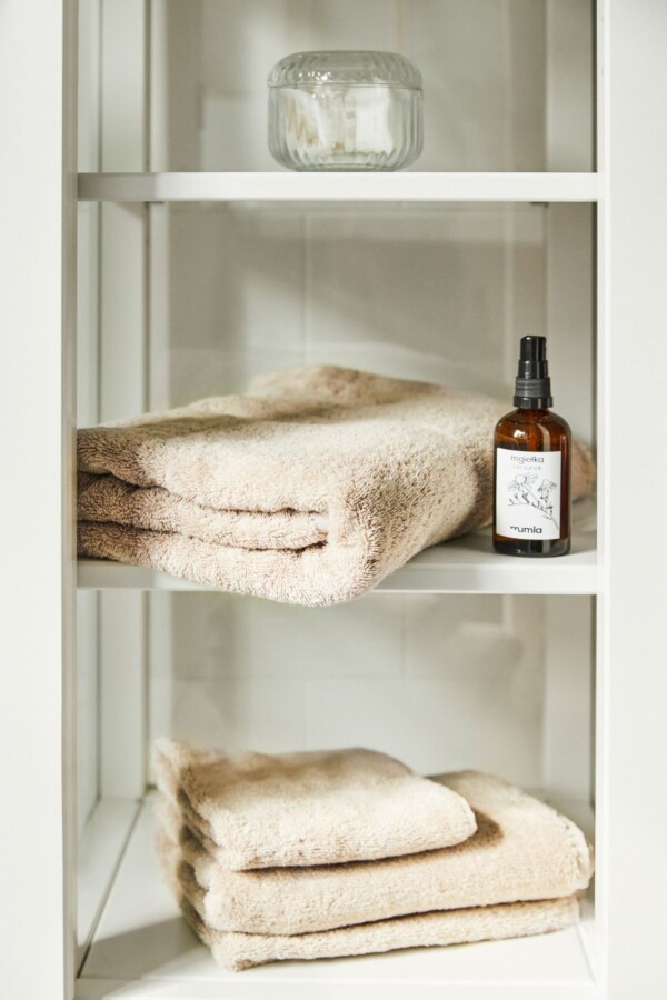 Półki w małej łazience