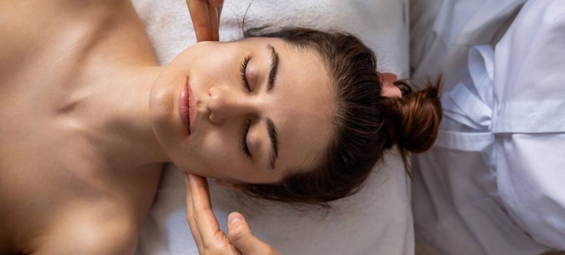 młoda kobieta leząca u kosmetyczki