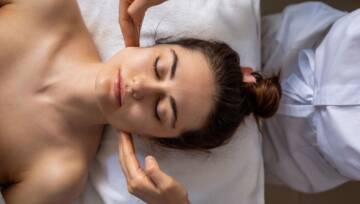 młoda kobieta leząca u kosmetyczki