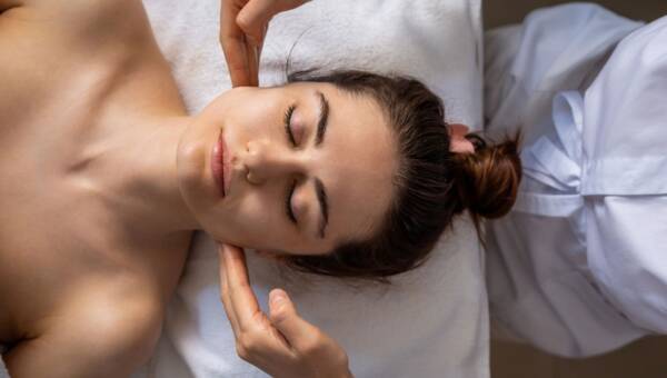 młoda kobieta leząca u kosmetyczki