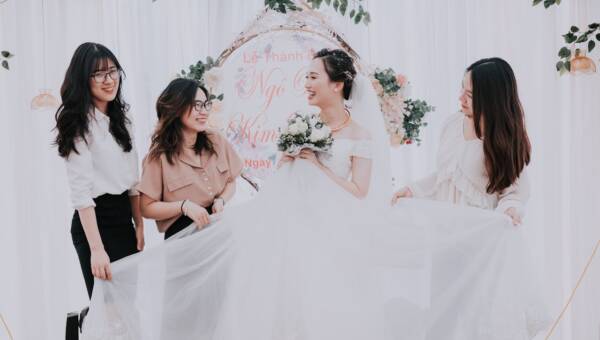 panna młoda w otoczeniu przyjaciółek