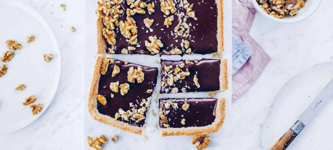 Mazurek z solonym karmelem i orzechami pekan