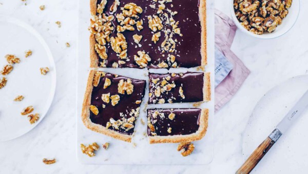 Mazurek z solonym karmelem i orzechami pekan