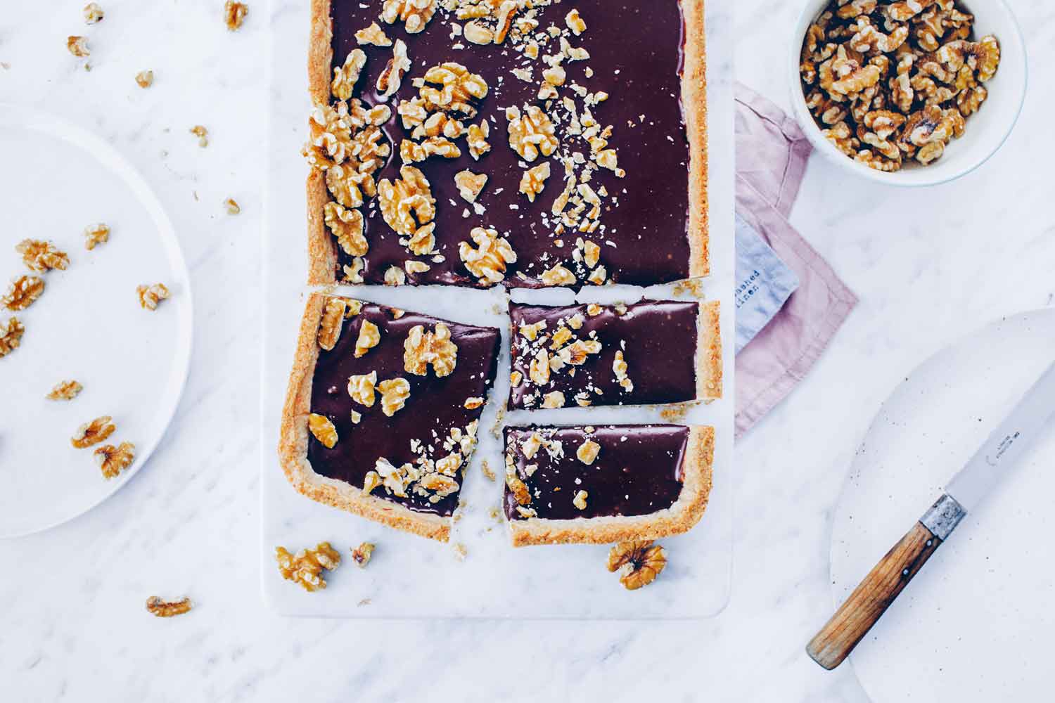 Mazurek z solonym karmelem i orzechami pekan