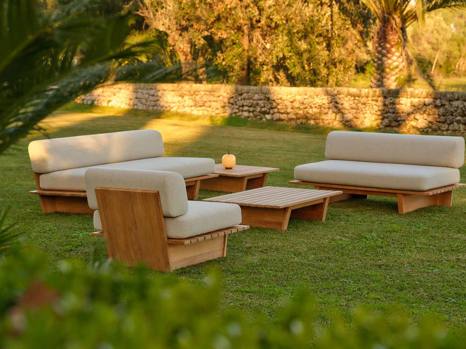 Modne meble ogrodowe 2026 - sofa i stolik kawowy w ciepłych barwach