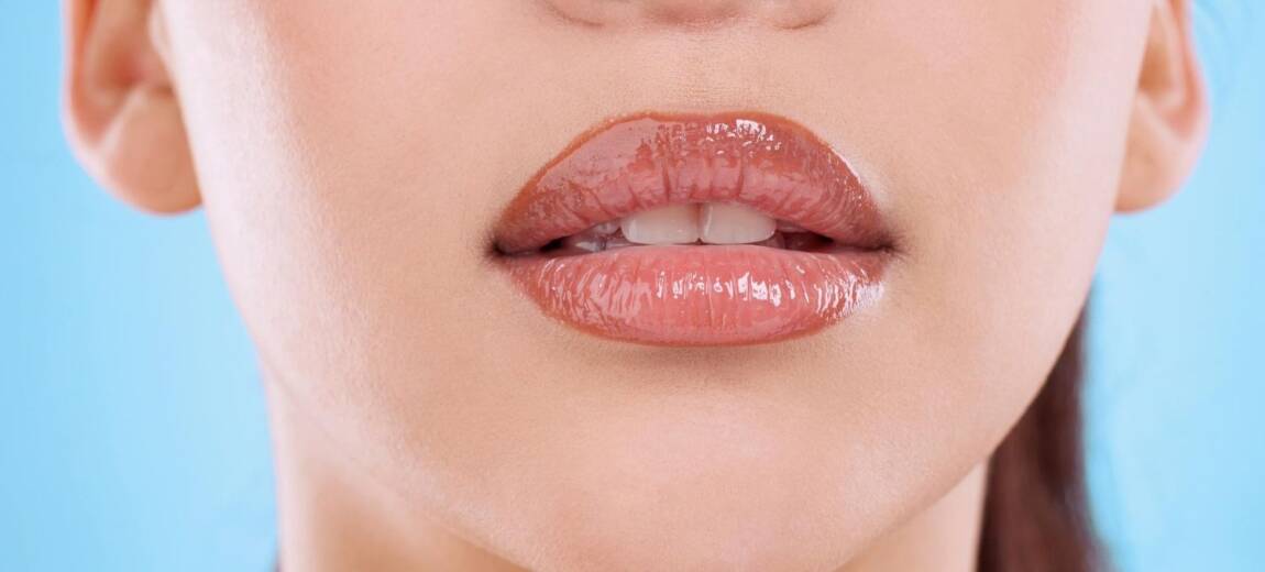 pomalowane usta z konturówką