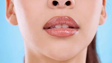 pomalowane usta z konturówką