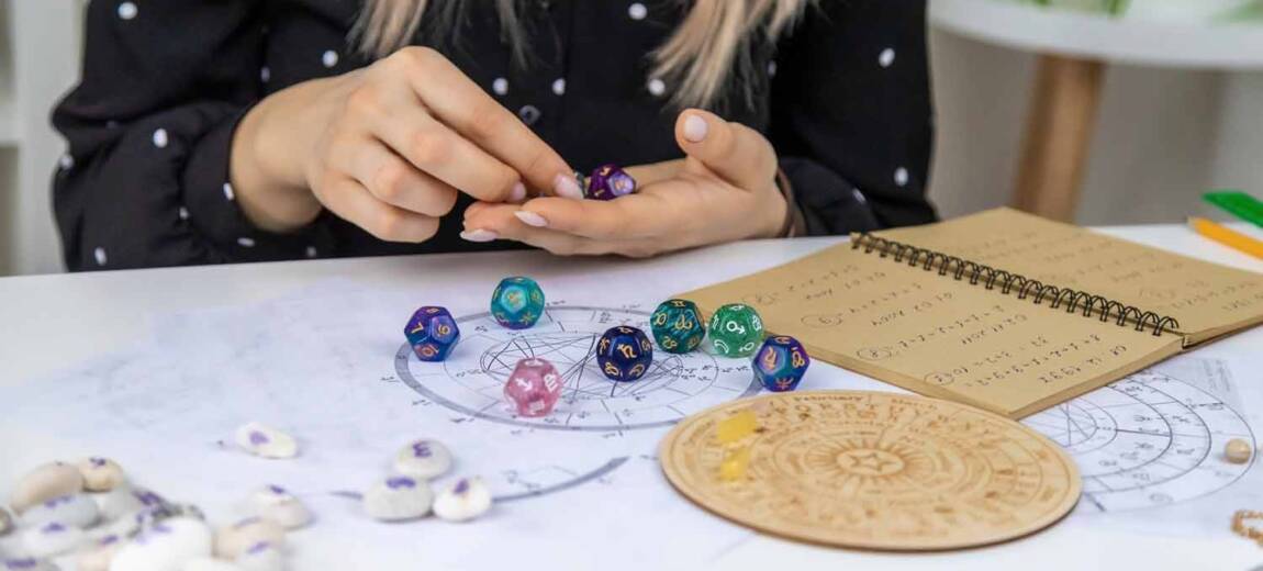 oznaczanie kamienia zodiakalnego przez kobietę astrologa