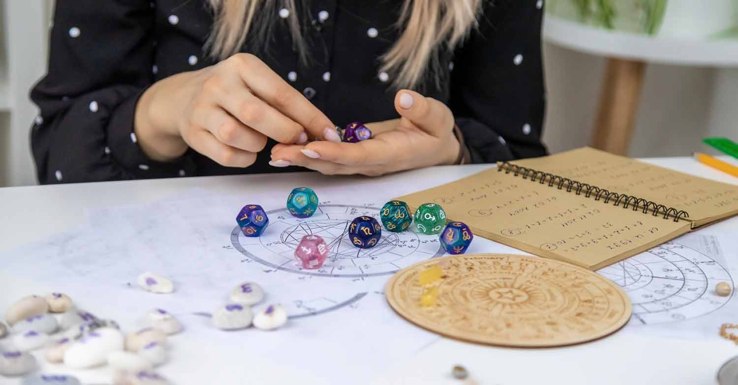 oznaczanie kamienia zodiakalnego przez kobietę astrologa