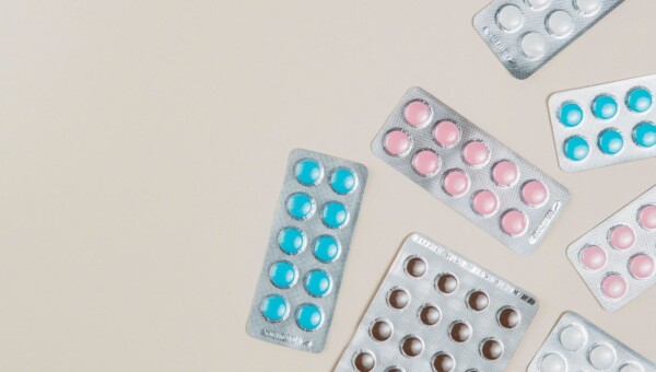 Lek czy suplement diety? Jak świadomie wybrać bez marketingowych pułapek – HerbYourself podpowiada