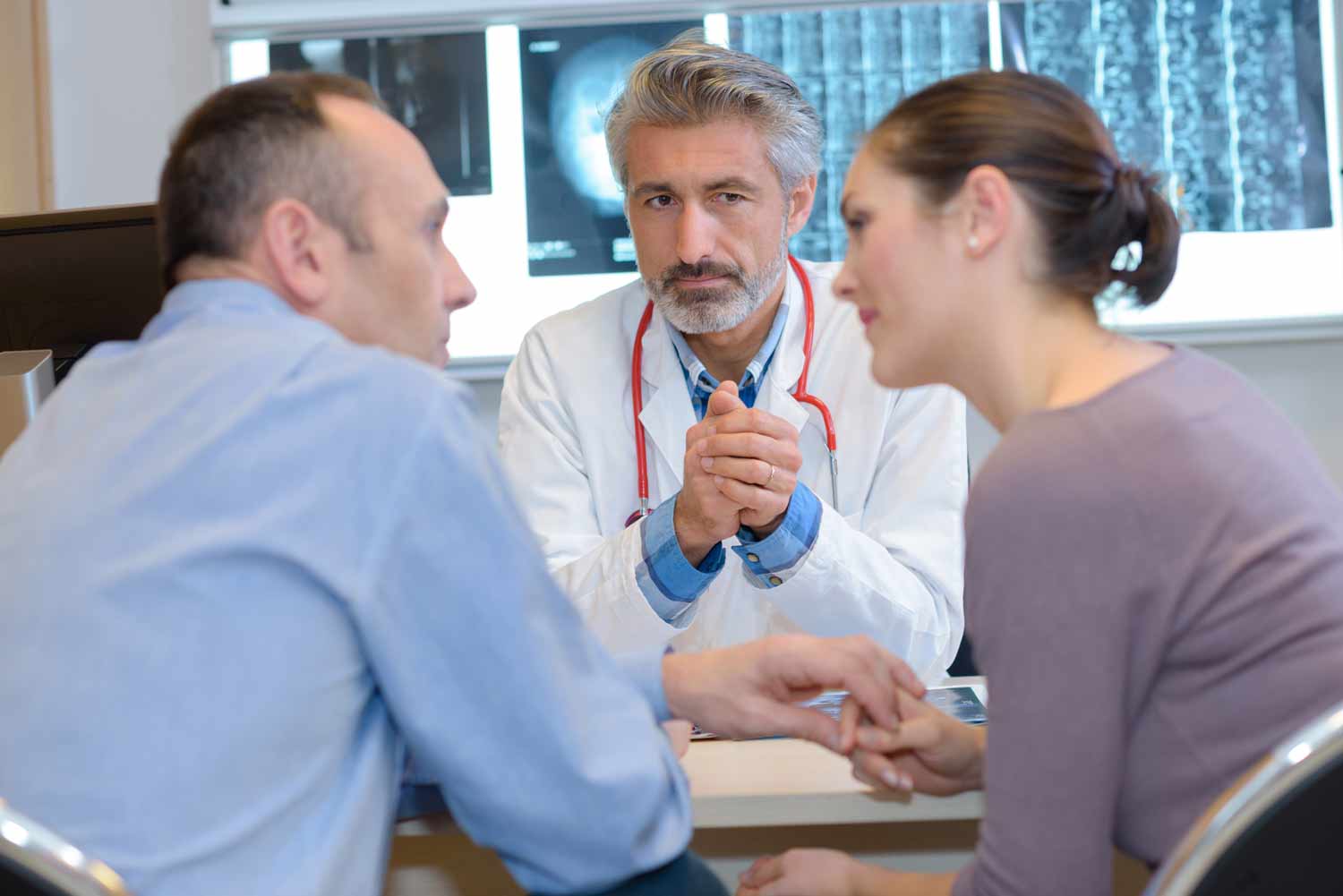 mężczyzna i kobieta podczas wizyty u lekarza