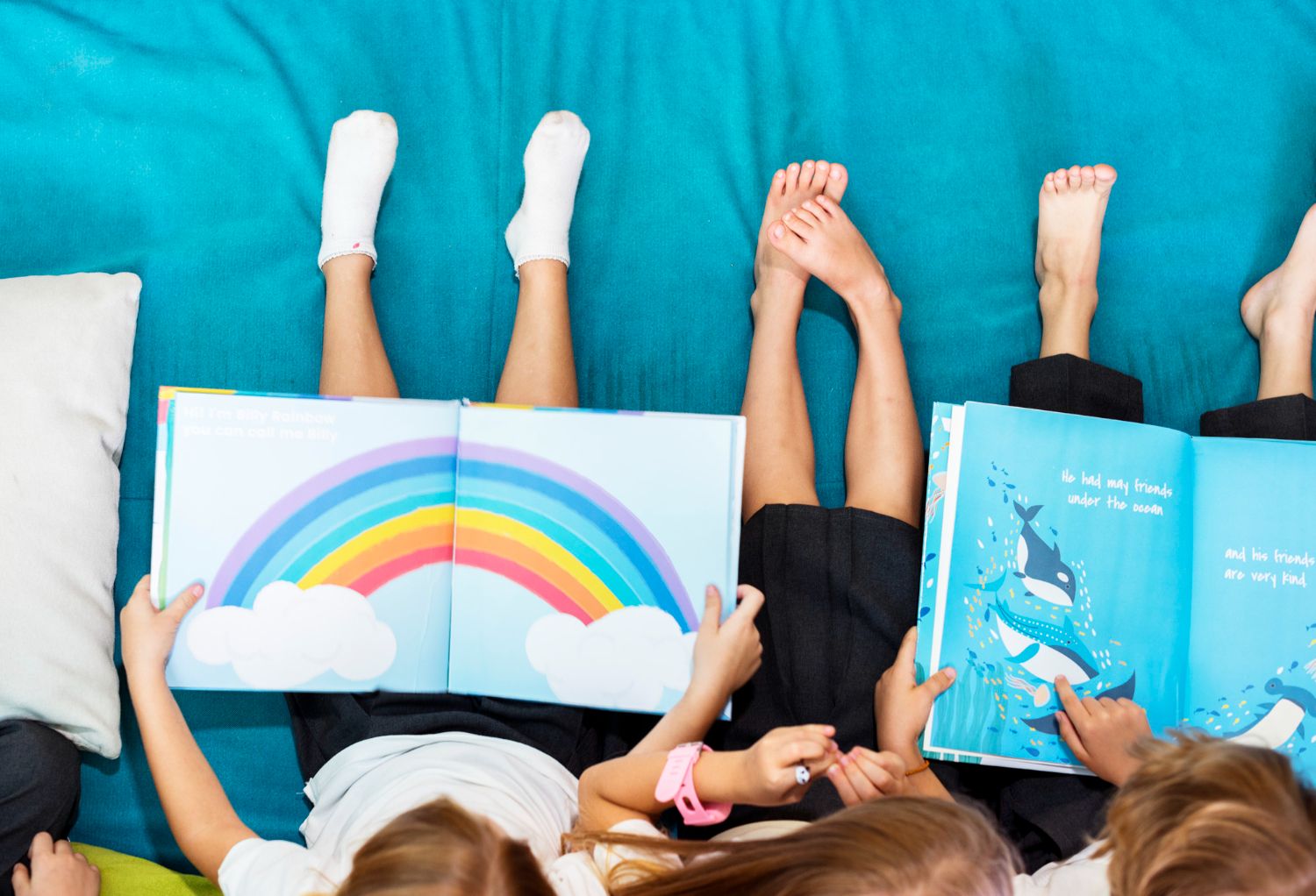 dzieci czytające książki