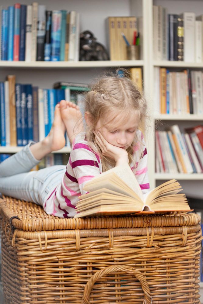 dziewczynka czytająca książkę