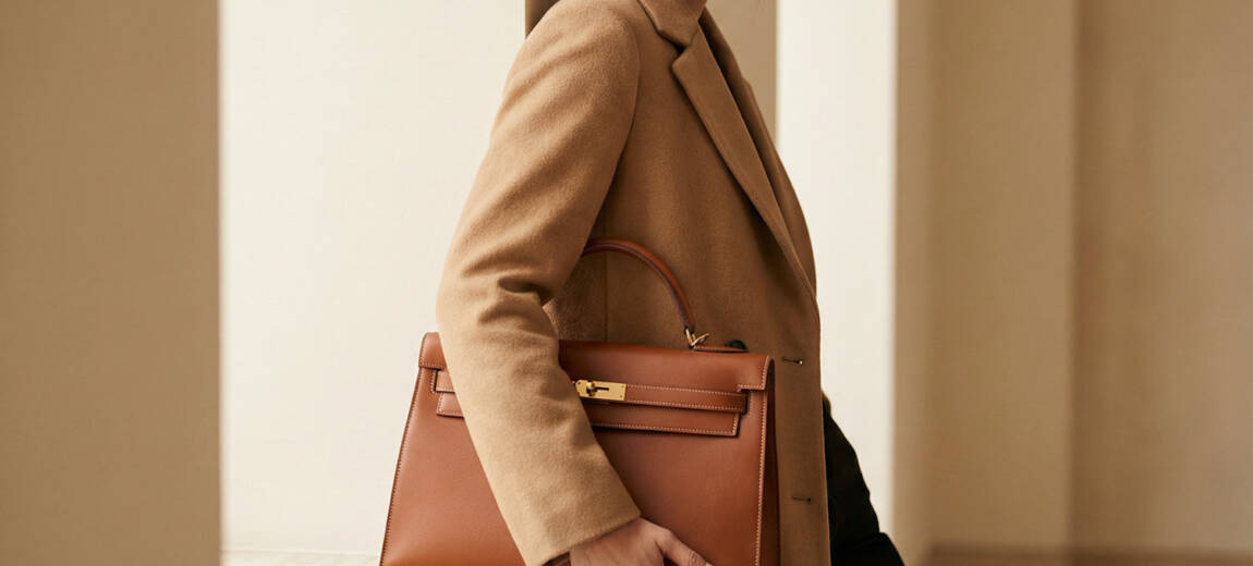 elegancka-młoda kobieta z torebką