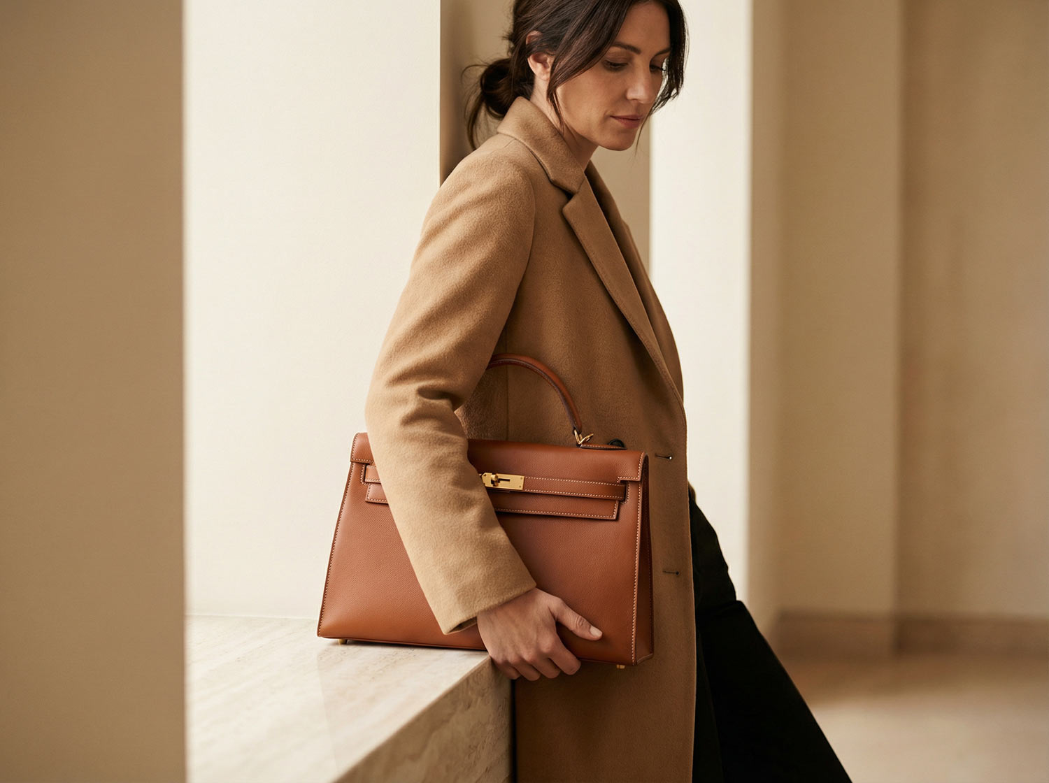 elegancka-młoda kobieta z torebką