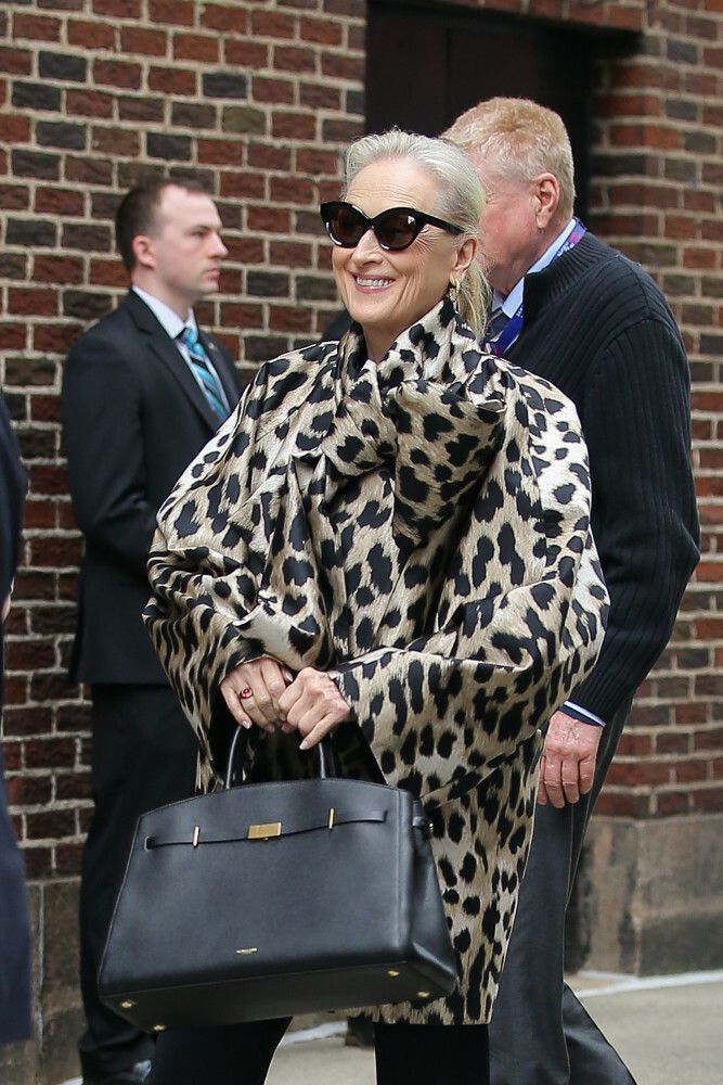 Nowy Jork, NY Meryl Streep została zauważona, gdy przybyła na The Late Show ze Stephenem Colbertem w Nowym Jorku, aby promować film „Diabeł ubiera się u Prady 2”. Wyglądała olśniewająco w futrzanym płaszczu z nadrukiem w panterkę, czarnych spodniach, szpiczastych obcasach i dużej torebce DeMellier.