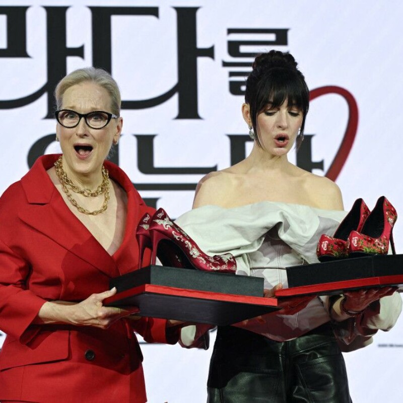 Amerykańskie aktorki Meryl Streep (po lewej) i Anne Hathaway (po prawej) otrzymują prezenty podczas konferencji prasowej promującej film „Diabeł ubiera się u Prady 2” w Seulu, 8 kwietnia 2026 r., fot. East News