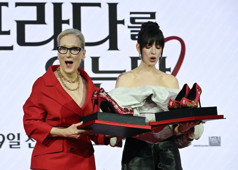 Amerykańskie aktorki Meryl Streep (po lewej) i Anne Hathaway (po prawej) otrzymują prezenty podczas konferencji prasowej promującej film „Diabeł ubiera się u Prady 2” w Seulu, 8 kwietnia 2026 r.