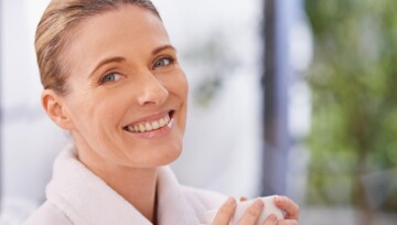 kobieta w średnim wieku ciesząca się życiem