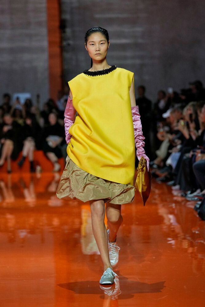 Modelka na pokazie Prada Spring/Summer 2026 w stylizacji z hybrydowymi butami inspirowanymi balerinami