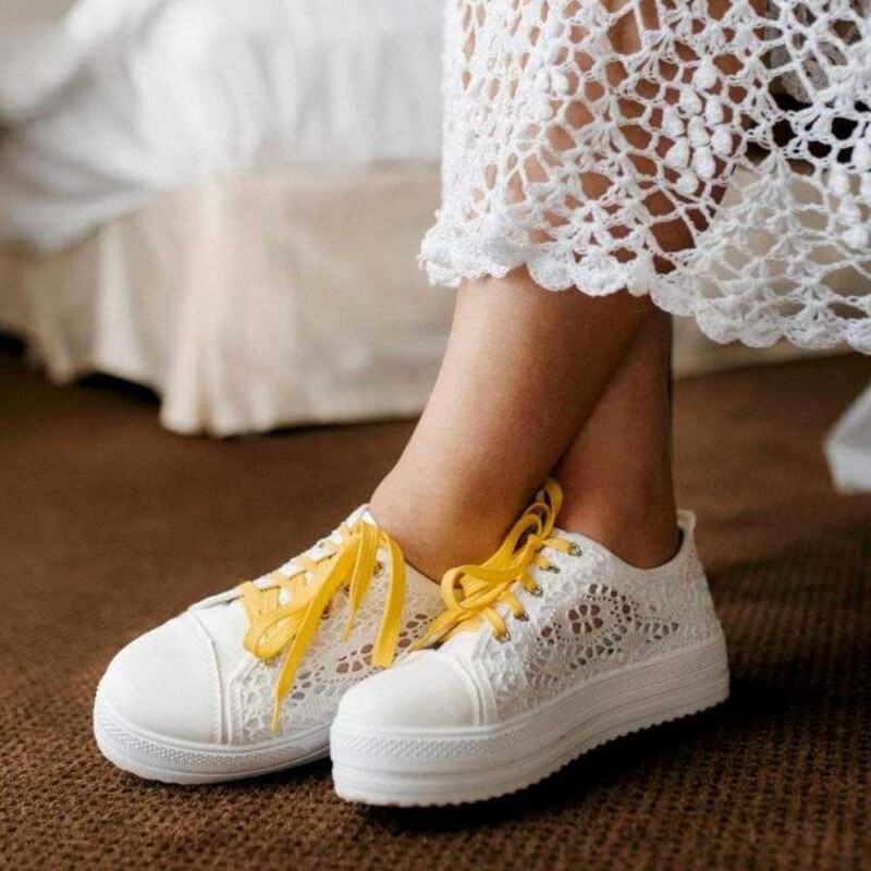 Buty na platformie – zabawa proporcjami w nowoczesnej modzie