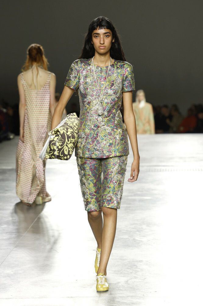 Modelka na pokazie Dries Van Noten Spring Summer 2026 w długich szortach i eleganckiej stylizacji