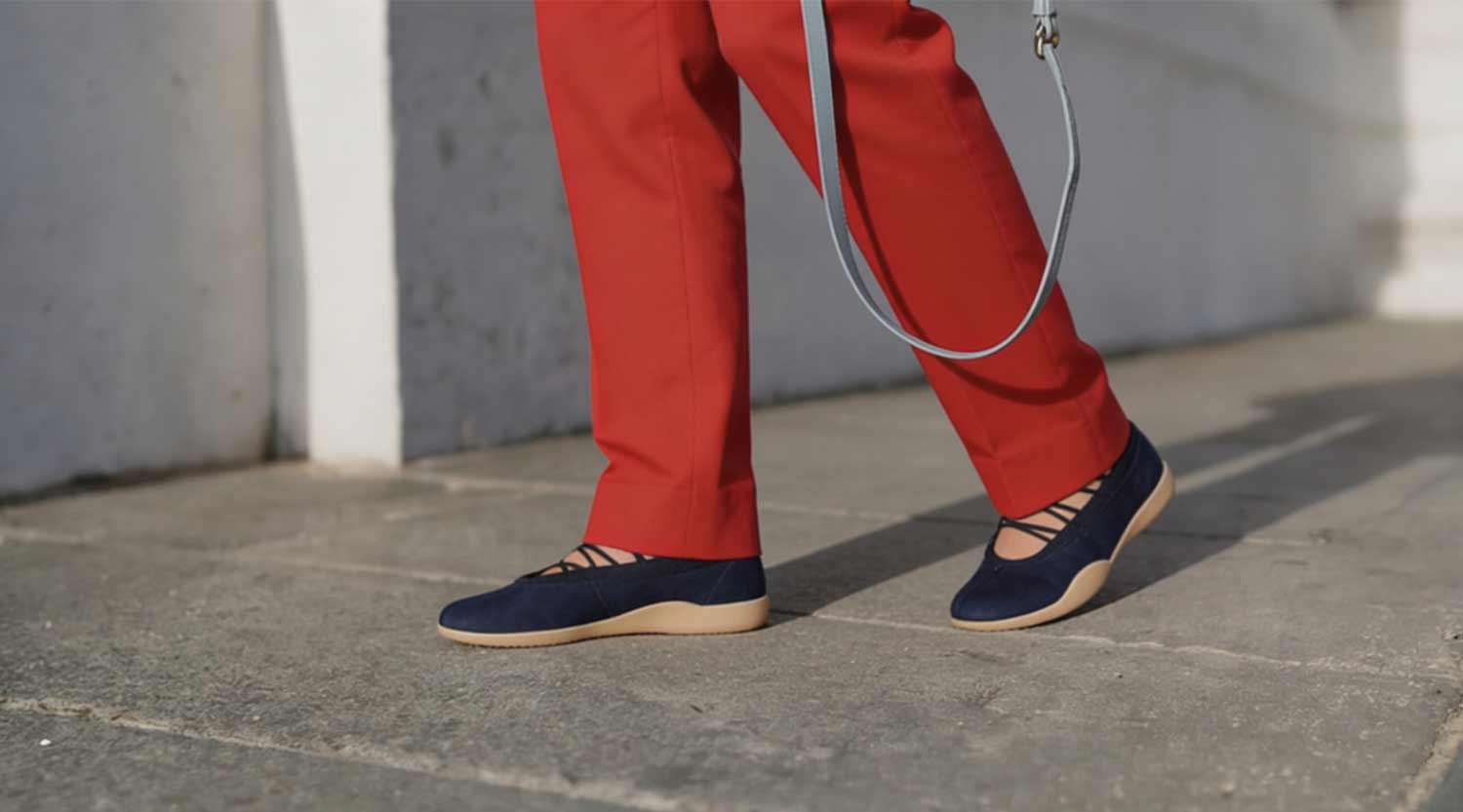 Granatowe sneakeriny z paskami i sportową podeszwą - przykład hybrydowych butów na lato 2026