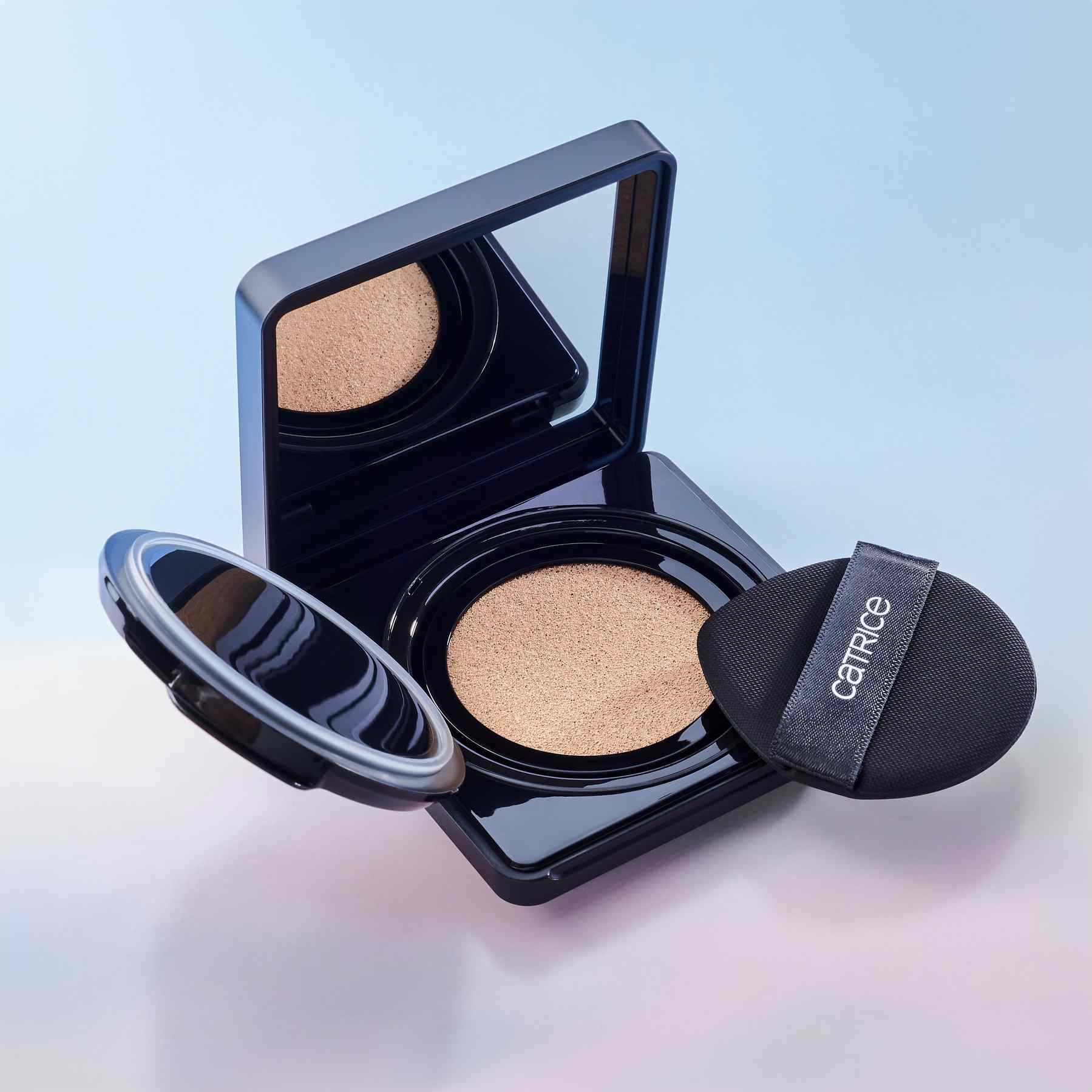 Otwarty podkład w poduszce Invisible Cover Cushion Foundation Catrice z gąbeczką i lusterkiem