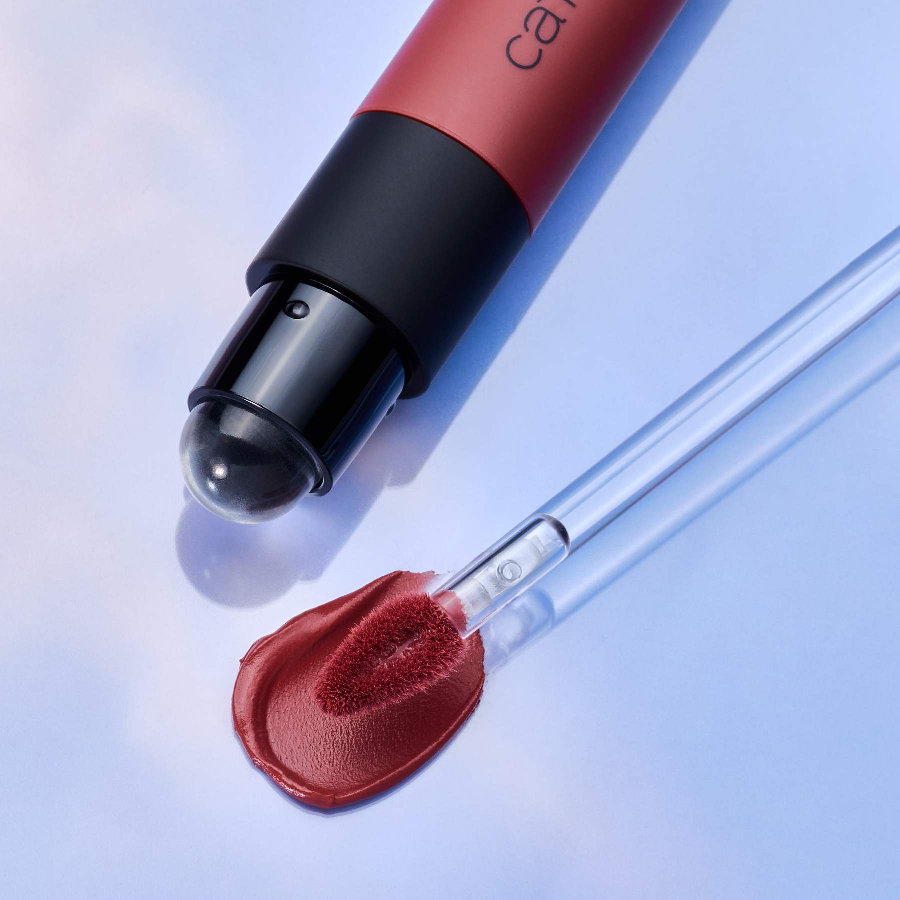 Aplikator Volume Shot Lip Plumper Catrice GLASS CLOUD z połyskującą formułą