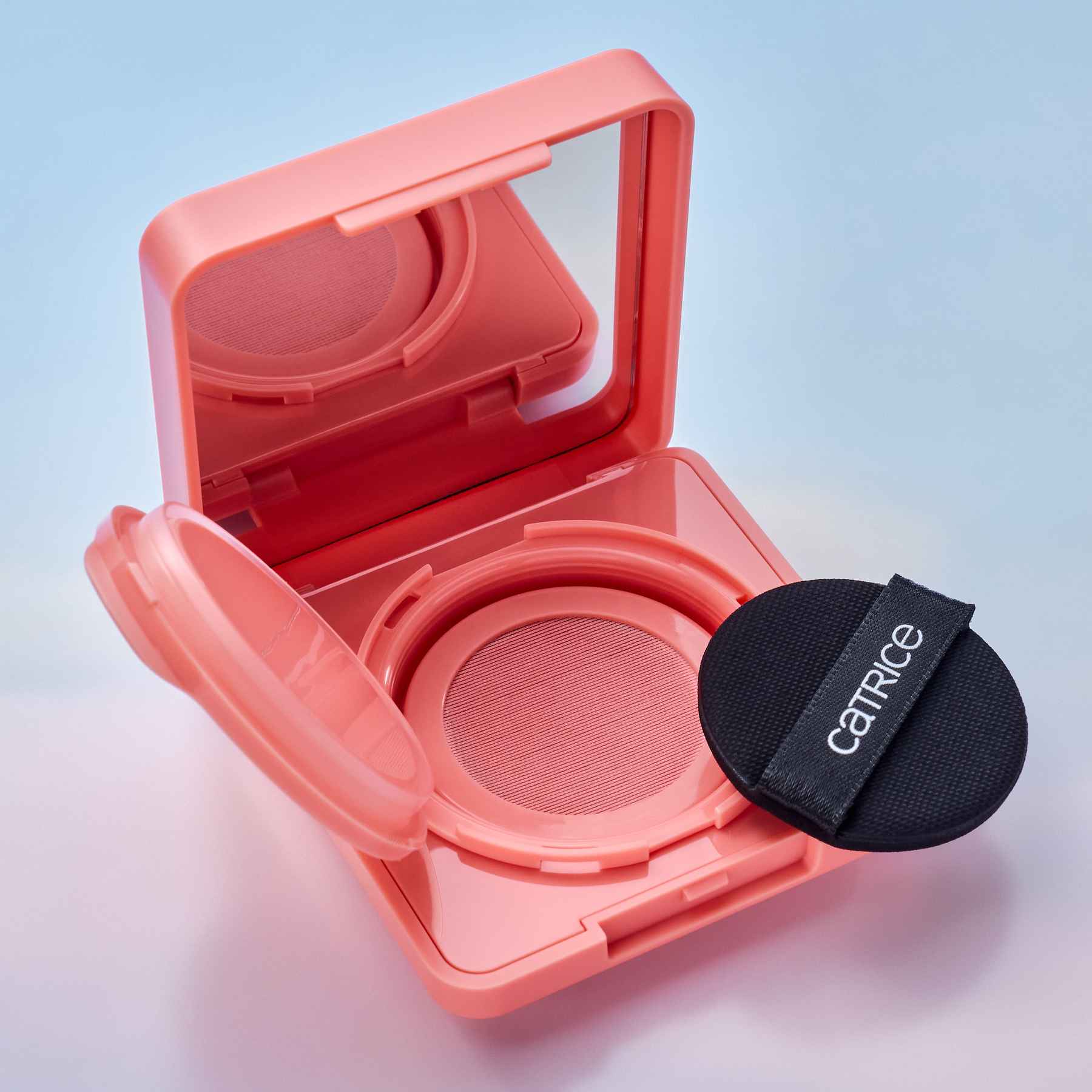 Cloud Tint Cushion Blush Catrice GLASS CLOUD w brzoskwiniowym odcieniu