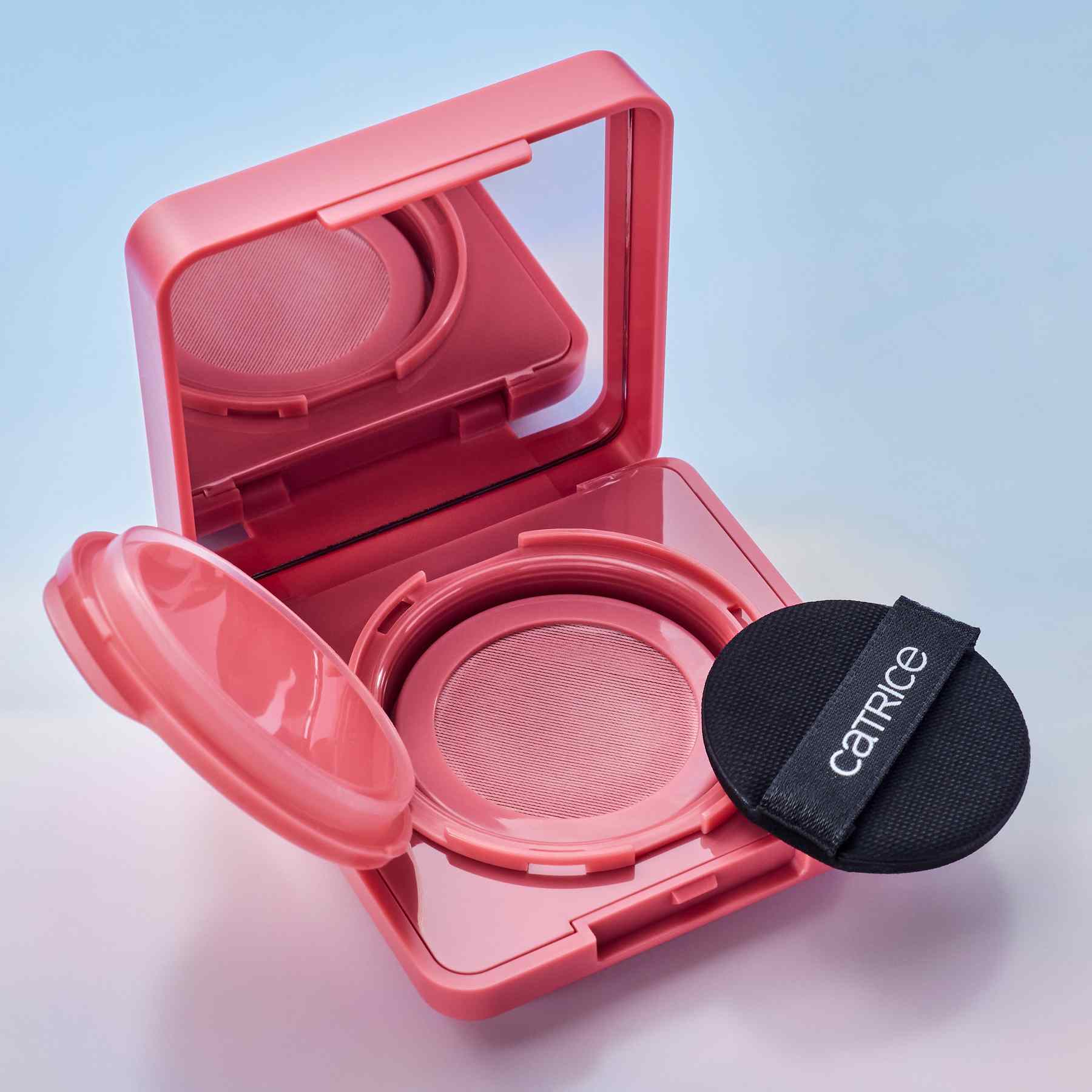 Cloud Tint Cushion Blush Catrice GLASS CLOUD w intensywniejszym czerwono-różowym odcieniu