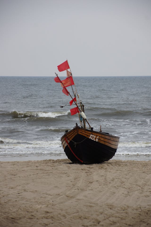 łódka na brzegu