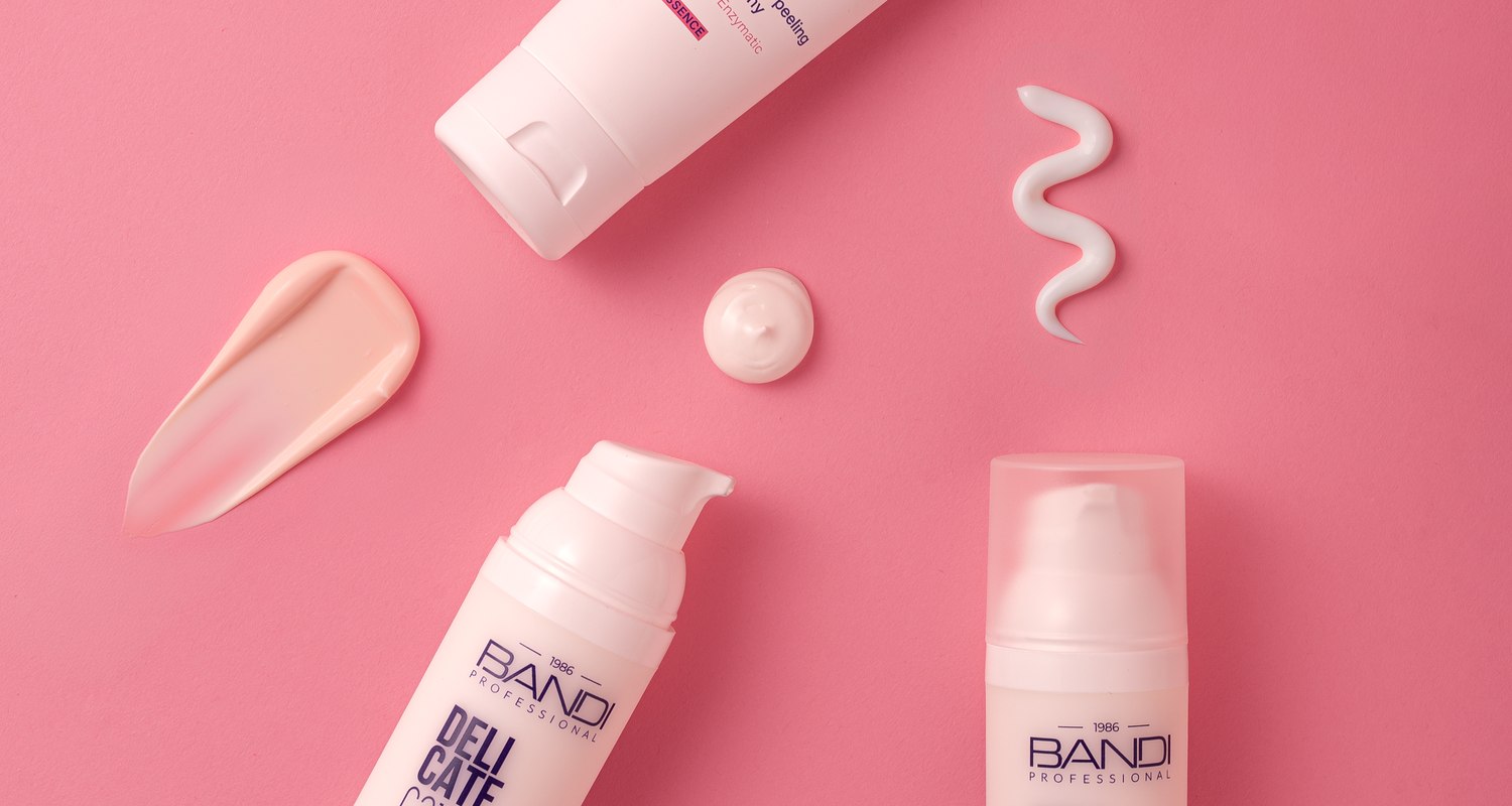 Linia Delicate Care obejmuje trzy produkty do pielęgnacji skóry wrażliwej: krem nawilżający, krem regenerujący i peeling enzymatyczny.