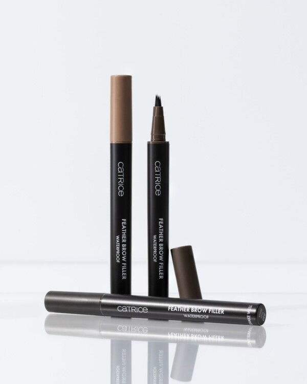 Wodoodporny pisak do brwi Catrice Feather Brow Filler Waterproof dający efekt mikrobladingu