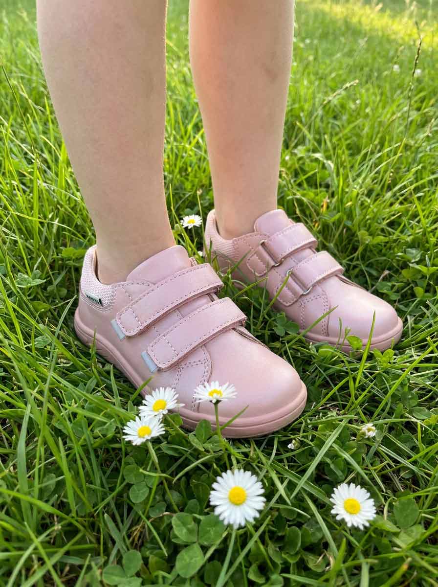 Dziewczynka w różowych butach barefoot BARTEK na trawie — minimalistyczne obuwie dziecięce cechy