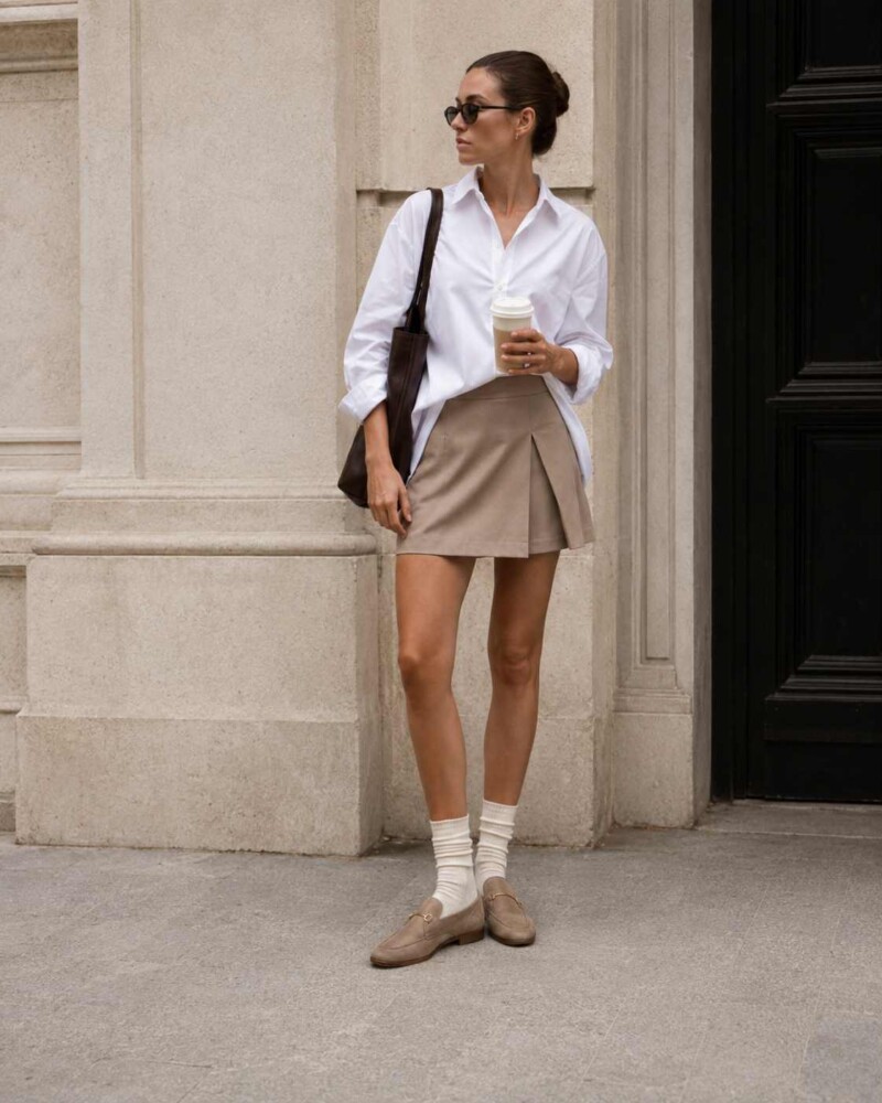 Stylizacja preppy na lato z zamszowymi loafersami, mini spódniczką i skarpetkami