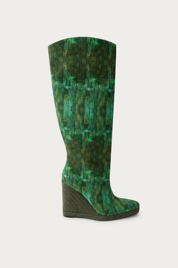 Zielone kozaki z malarskim nadrukiem na koturnie inspirowanym espadrylami z kolekcji Marisa Berenson dla Zary