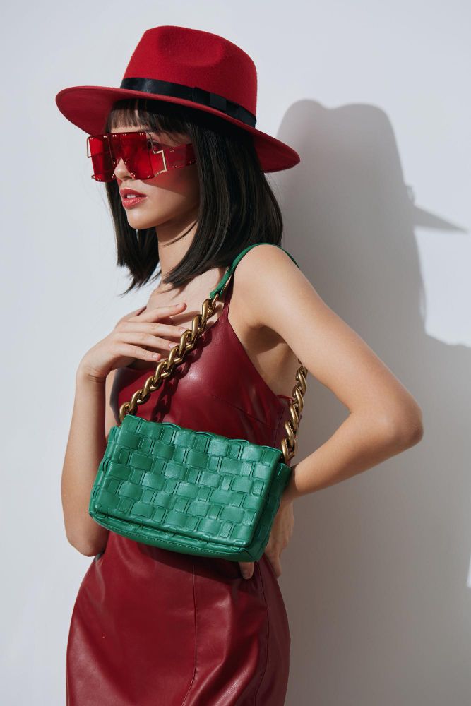 modelka z torebką Bottega Veneta Cassette