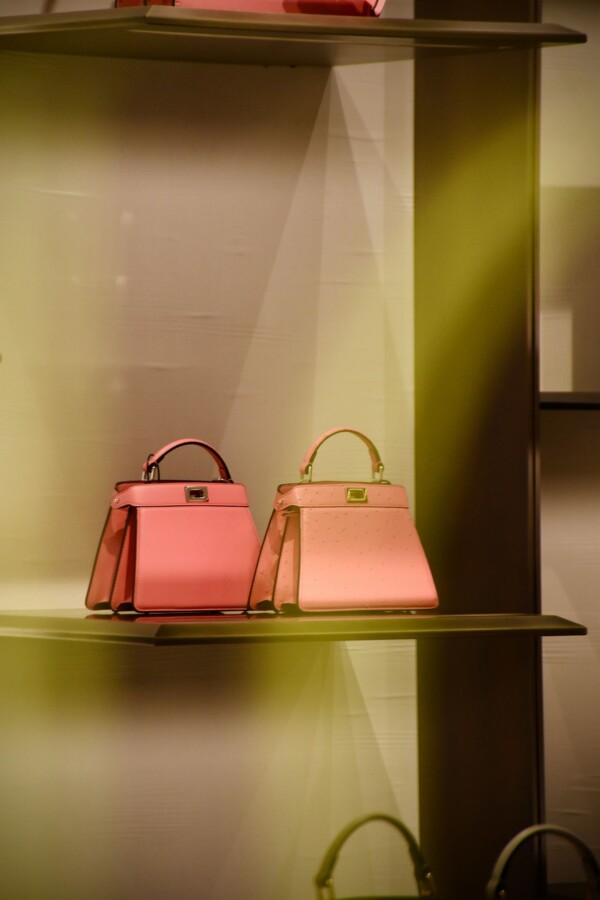 Modele torebek Peekaboo na wystawie w Fendi