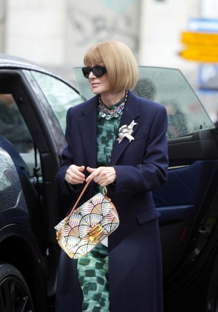 Anna Wintour przybywa na pokaz mody Ferrari podczas Tygodnia Mody w Mediolanie ww ręku trzyma Fendi Baguette