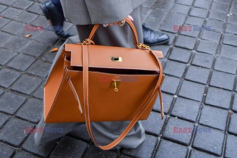 Torebka Hermès Kelly 32 z charakterystycznymi złotymi okuciami wykonana z brązowej skóry.
