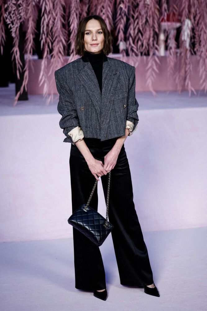 Ana Girardot z charakterystyczną torebkę Chanel, 