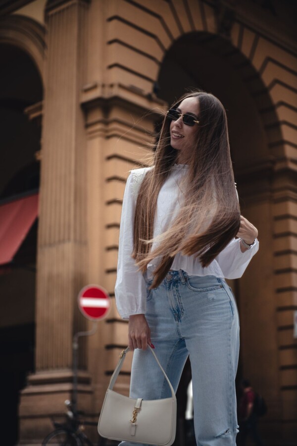 Młoda kobieta z białą torebką Gucci Jackie 1961