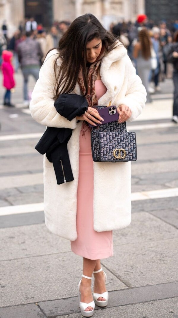Torebka Dior z monogramem Oblique w jasnej stylizacji street style